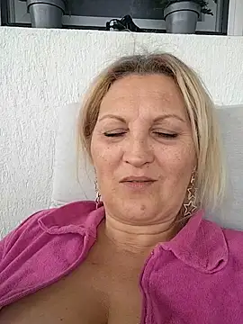 Snapshot of Divineblond chatting on April 14, 2026, 12:10 pm Divineblond online show from April 14, 2026, 12:10 pm