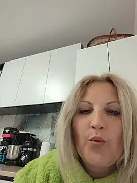 Snapshot of Divineblond chatting on May 5, 2026, 7:28 pm Divineblond online show from May 5, 2026, 7:28 pm