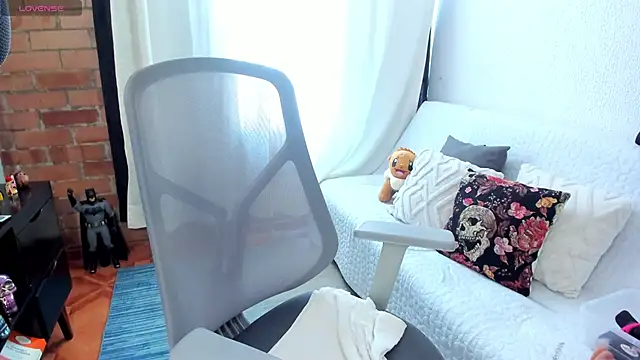 Snapshot of MissBronte chatting on May 9, 2026, 4:21 pm MissBronte online show from May 9, 2026, 4:21 pm