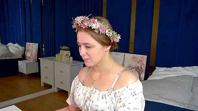 EllaBells online show from August 4, 2026, 5:01 am