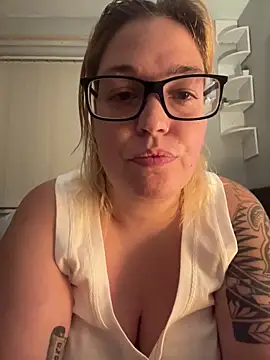Snapshot of SecretRavenXO chatting on June 7, 2026, 10:04 pm SecretRavenXO online show from June 7, 2026, 10:04 pm
