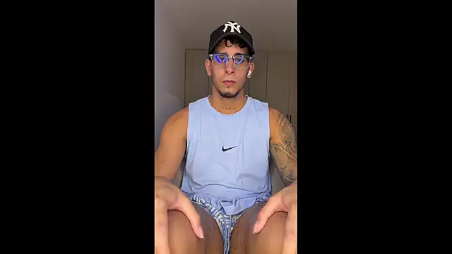 Snapshot of Iamcamilo__ chatting on May 19, 2026, 8:32 am Iamcamilo online show from May 19, 2026, 8:32 am