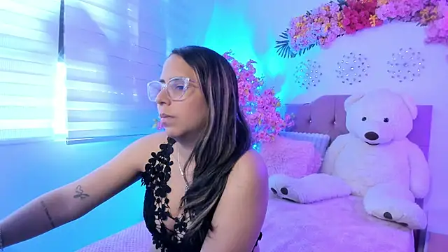 Snapshot of Sharon_rhodes_ chatting on June 3, 2026, 2:33 pm Sharon rhodes online show from June 3, 2026, 2:33 pm