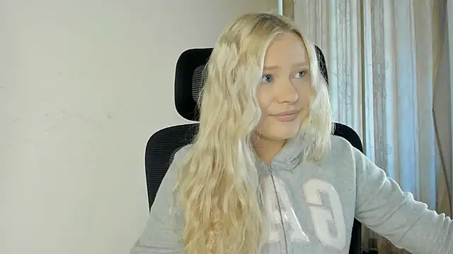 Snapshot of MidnightPoise chatting on June 17, 2026, 4:56 am MidnightPoise online show from June 17, 2026, 4:56 am