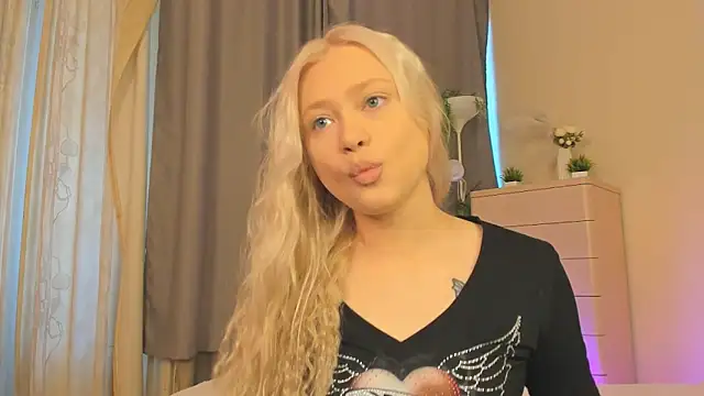 Snapshot of MidnightPoise chatting on June 26, 2026, 5:24 am MidnightPoise online show from June 26, 2026, 5:24 am