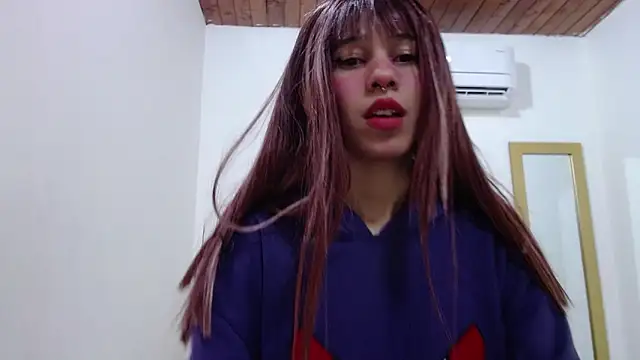 Loly Petit online show from April 28, 2026, 7:40 pm