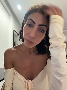 Snapshot of Yasmiinee chatting on June 20, 2026, 7:52 pm Yasmiinee online show from June 20, 2026, 7:52 pm