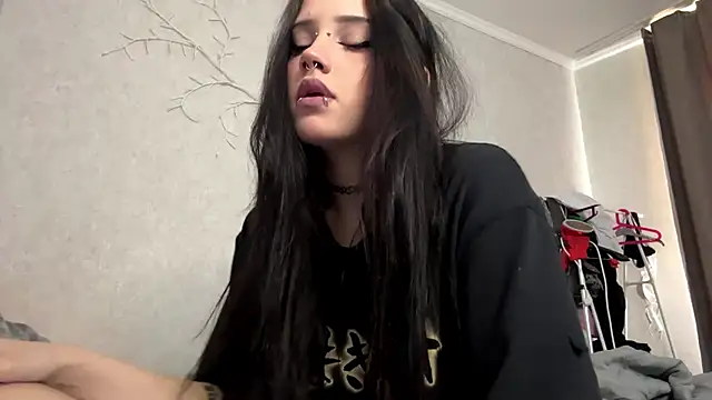 Snapshot of LouisePavlides chatting on May 15, 2026, 12:47 pm LouisePavlides online show from May 15, 2026, 12:47 pm
