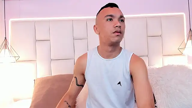 AndresSolorzano1 online show from June 19, 2026, 5:35 am