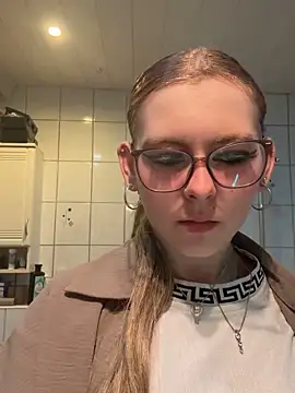 Snapshot of Lina-420 chatting on May 7, 2026, 7:39 pm Lina-420 online show from May 7, 2026, 7:39 pm