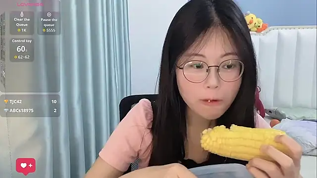 Snapshot of Luna-666 chatting on May 6, 2026, 8:13 pm Luna-666 online show from May 6, 2026, 8:13 pm
