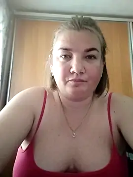Snapshot of MiyaOlliver chatting on May 11, 2026, 7:32 am MiyaOlliver online show from May 11, 2026, 7:32 am