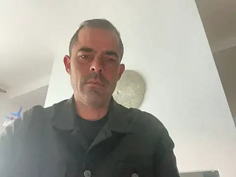Riccardo86xx online show from May 17, 2026, 4:23 am