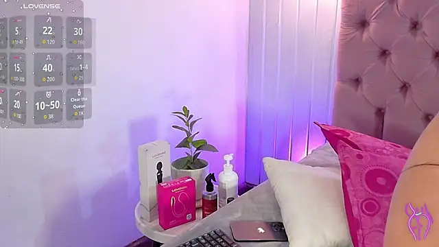 RenataPeach online show from June 17, 2026, 3:17 am