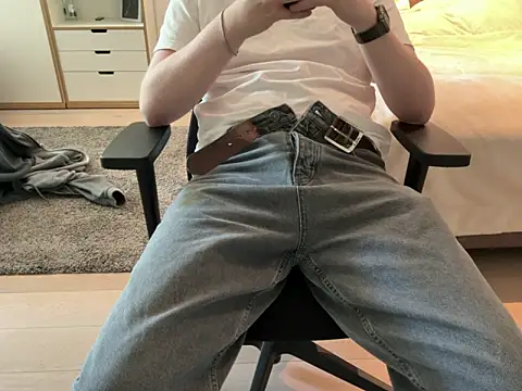 hotbiboy2003 online show from April 28, 2026, 2:10 pm