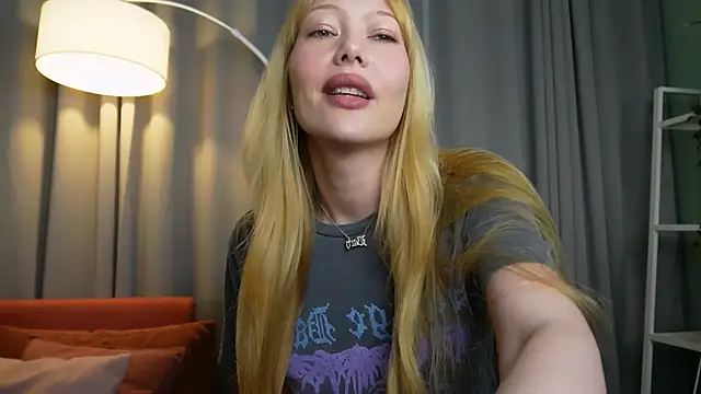 Snapshot of _Mila_Luna_ chatting on May 21, 2026, 9:12 pm Mila Luna online show from May 21, 2026, 9:12 pm