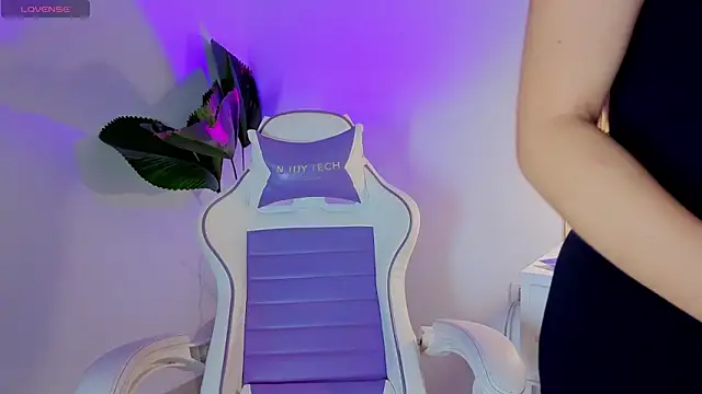 Megann Rousee online show from April 28, 2026, 3:49 pm