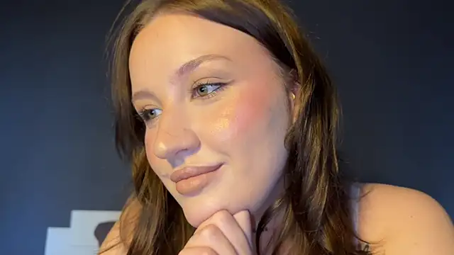 Snapshot of elegant_curves chatting on June 16, 2026, 4:51 pm elegant curves online show from June 16, 2026, 4:51 pm