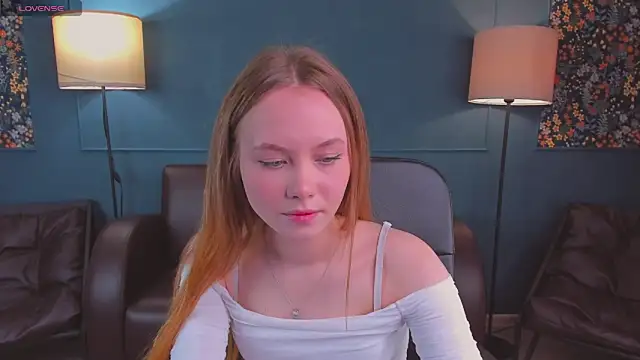Snapshot of FloraLarsson chatting on May 3, 2026, 10:42 am FloraLarsson online show from May 3, 2026, 10:42 am