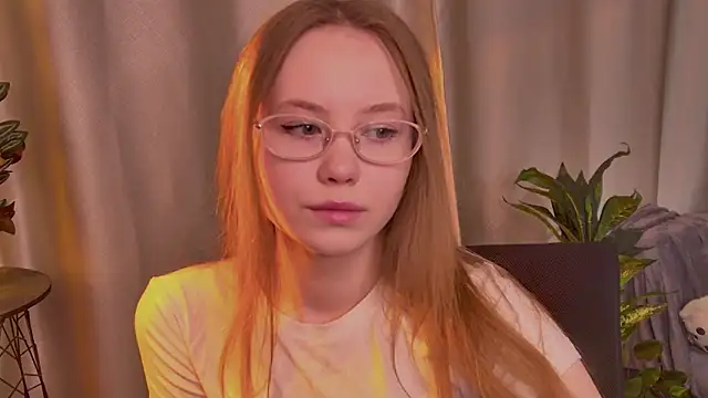 Snapshot of FloraLarsson chatting on June 2, 2026, 10:26 am FloraLarsson online show from June 2, 2026, 10:26 am