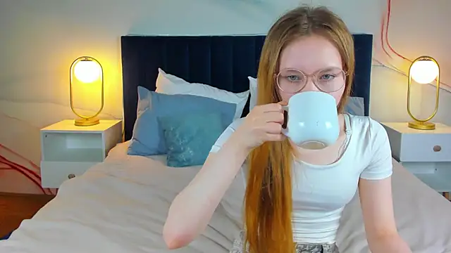 Snapshot of FloraLarsson chatting on June 4, 2026, 3:11 am FloraLarsson online show from June 4, 2026, 3:11 am