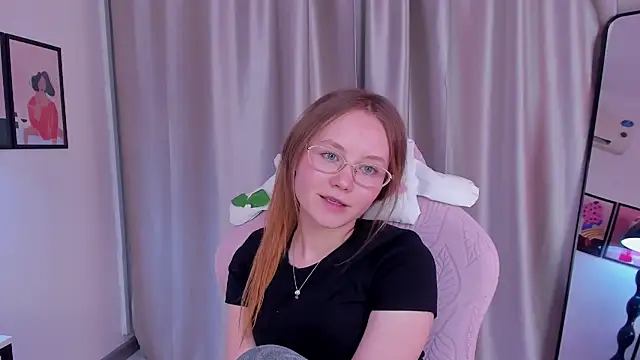 Snapshot of FloraLarsson chatting on May 8, 2026, 4:44 pm FloraLarsson online show from May 8, 2026, 4:44 pm