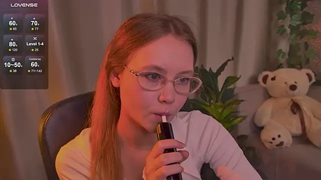 Snapshot of FloraLarsson chatting on June 5, 2026, 3:33 am FloraLarsson online show from June 5, 2026, 3:33 am