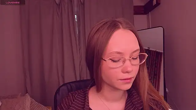 Snapshot of FloraLarsson chatting on May 4, 2026, 10:29 am FloraLarsson online show from May 4, 2026, 10:29 am