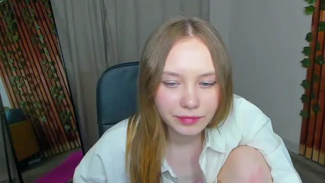 Snapshot of FloraLarsson chatting on May 27, 2026, 3:41 pm FloraLarsson online show from May 27, 2026, 3:41 pm