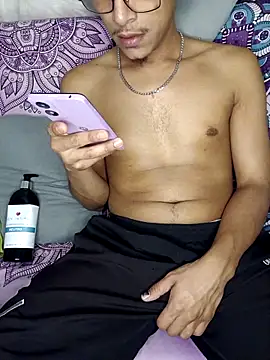 Snapshot of Lil_black009 chatting on May 3, 2026, 7:24 am Lil black009 online show from May 3, 2026, 7:24 am