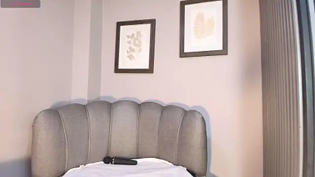 Snapshot of Roxanna_moore chatting on June 18, 2026, 3:05 am Roxanna moore online show from June 18, 2026, 3:05 am
