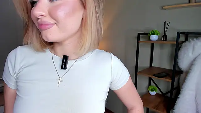 BossyPeach online show from June 19, 2026, 4:02 pm