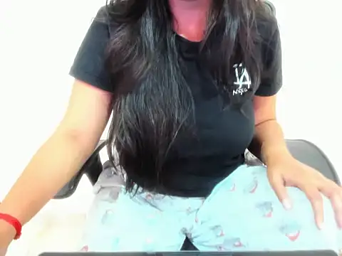 Curvy queen69 online show from June 3, 2026, 6:36 am