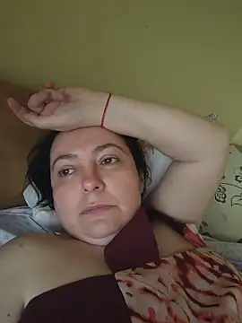 Snapshot of EmmaEmmy40 chatting on June 21, 2026, 12:44 pm EmmaEmmy40 online show from June 21, 2026, 12:44 pm