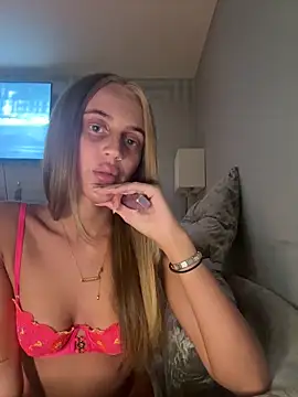 Snapshot of Exotic-Elsie chatting on May 16, 2026, 10:09 pm Exotic-Elsie online show from May 16, 2026, 10:09 pm