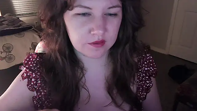 ScarletMaroon online show from May 5, 2026, 7:11 am