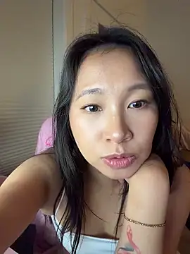 petiteTai online show from May 5, 2026, 4:04 am