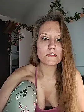 Snapshot of Candy_Cougar chatting on June 23, 2026, 6:33 am Candy Cougar online show from June 23, 2026, 6:33 am