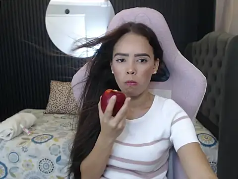 naomis 36 online show from May 5, 2026, 2:09 pm