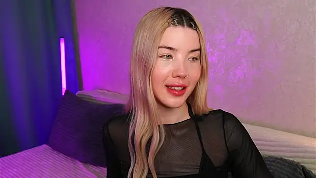 Snapshot of LindaThackerr chatting on May 6, 2026, 10:19 am LindaThackerr online show from May 6, 2026, 10:19 am