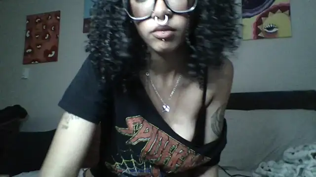 MommieMia online show from May 7, 2026, 4:39 am