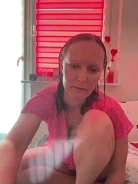 Snapshot of LindaLee90 chatting on June 25, 2026, 5:12 am LindaLee90 online show from June 25, 2026, 5:12 am