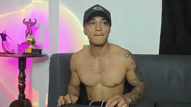 Snapshot of AlexRoyce_ chatting on May 12, 2026, 10:32 am AlexRoyce online show from May 12, 2026, 10:32 am