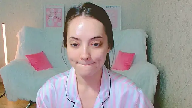 SiennaMia online show from June 8, 2026, 4:13 am