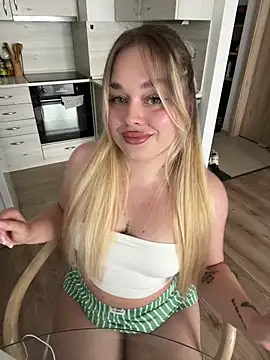 Snapshot of lilixcake chatting on May 8, 2026, 1:37 pm lilixcake online show from May 8, 2026, 1:37 pm