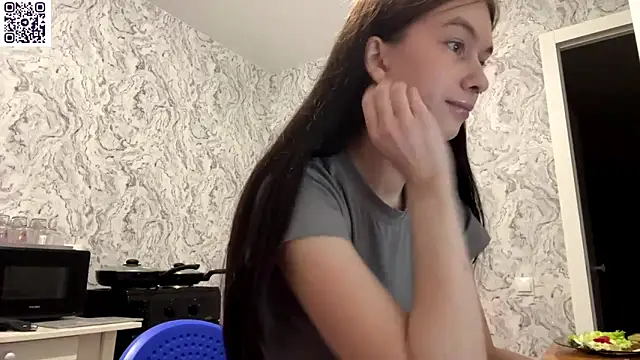 Snapshot of HinaDesire chatting on May 12, 2026, 9:21 pm HinaDesire online show from May 12, 2026, 9:21 pm