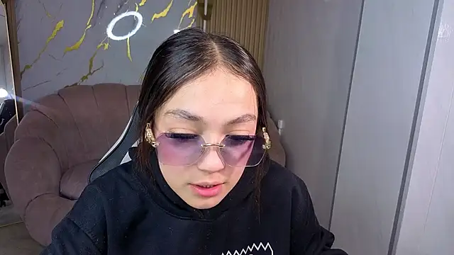 Snapshot of Cinnamon_b chatting on June 21, 2026, 1:00 am Cinnamon b online show from June 21, 2026, 1:00 am