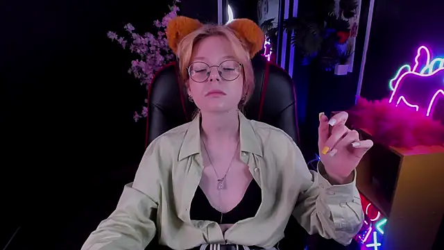 Snapshot of FoxxyyPolly chatting on June 17, 2026, 5:29 am FoxxyyPolly online show from June 17, 2026, 5:29 am
