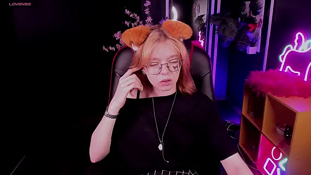 Snapshot of FoxxyyPolly chatting on June 14, 2026, 6:14 am FoxxyyPolly online show from June 14, 2026, 6:14 am