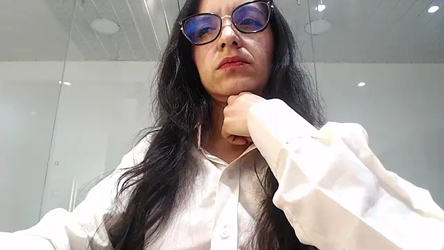 Lizeth White  online show from June 30, 2026, 8:20 pm